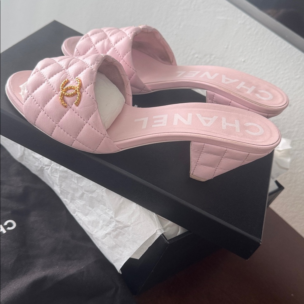 CHANEL CC Diamond Light Pink Quilted Mules Size 38 - Picture 4 of 16